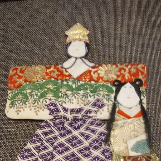 日本製「 押し絵 」の「 立ち雛 ( 立ち姿の『お内裏様とお雛様』) 」