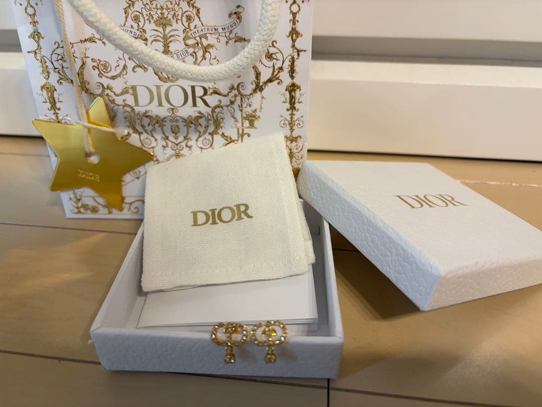 ♡　【新品未使用】箱、袋付き　Dior Petit CD ピアス
