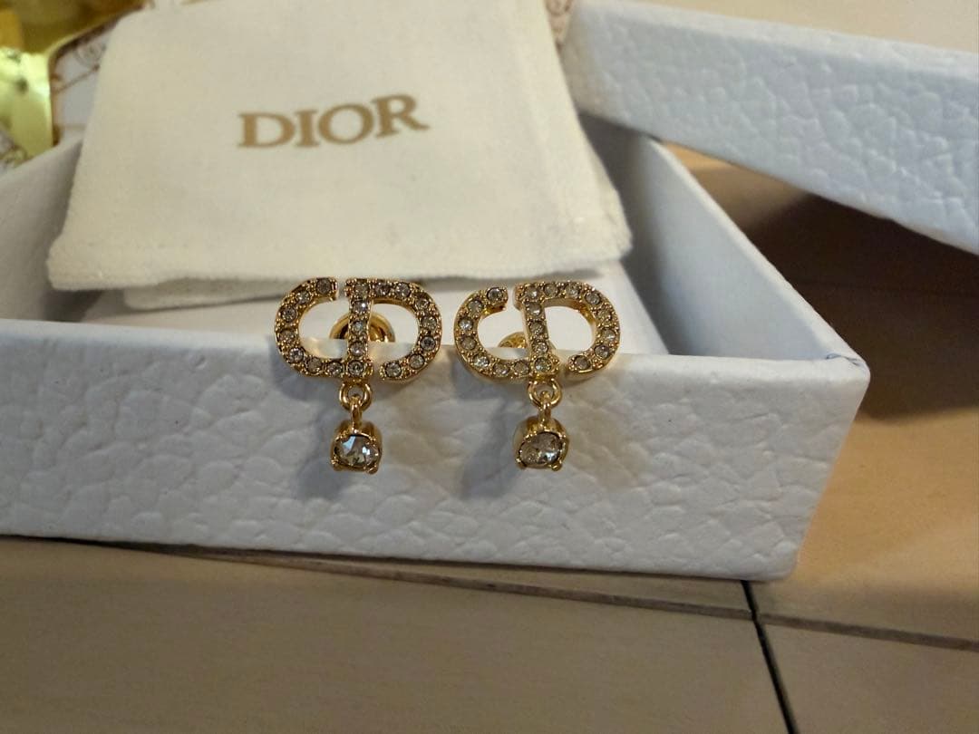 ♡　【新品未使用】箱、袋付き　Dior Petit CD ピアス