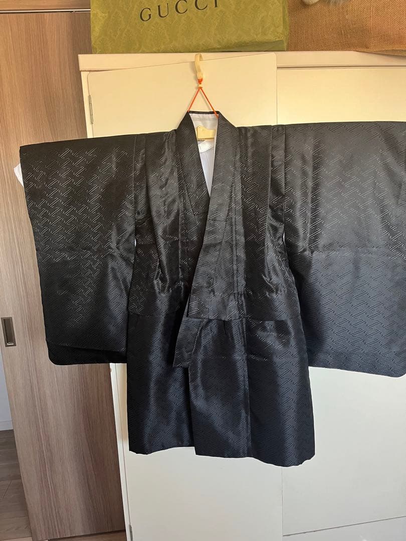 黒い刺繍入り着物（ストライプの袴と小物付き）#七五三