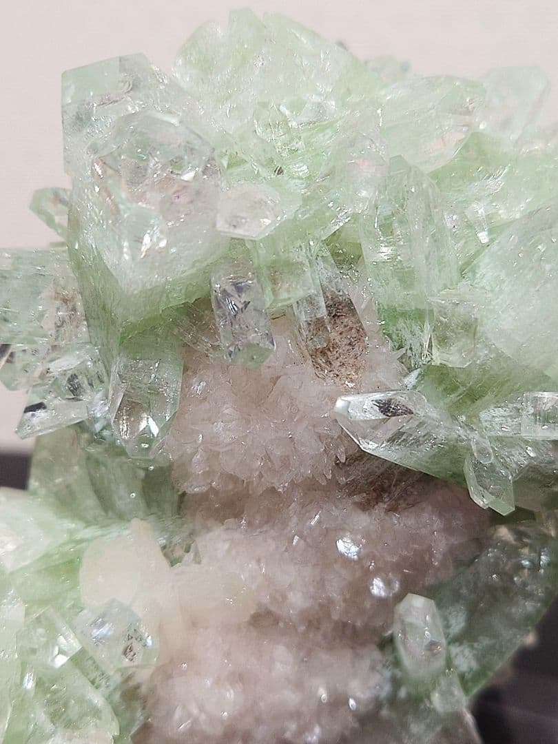 希少なグリーンアポフィライト 魚眼石 キラキラ