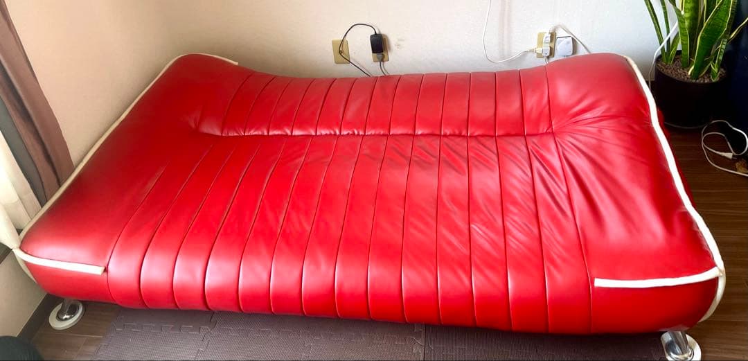 合成皮革　モダンな赤いソファベッド