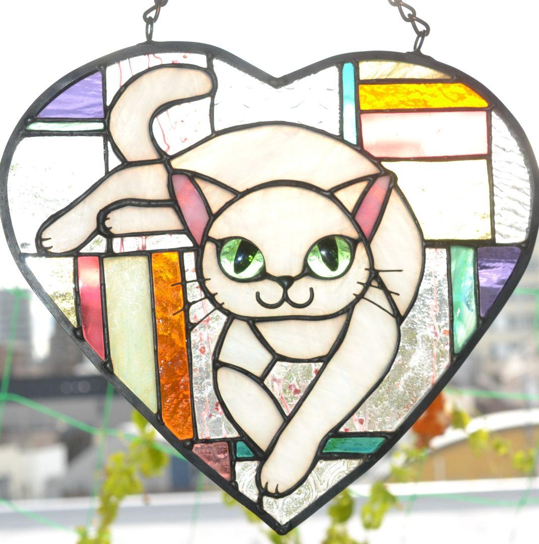 くつろぐ 白猫の ハート型 ステンドグラス