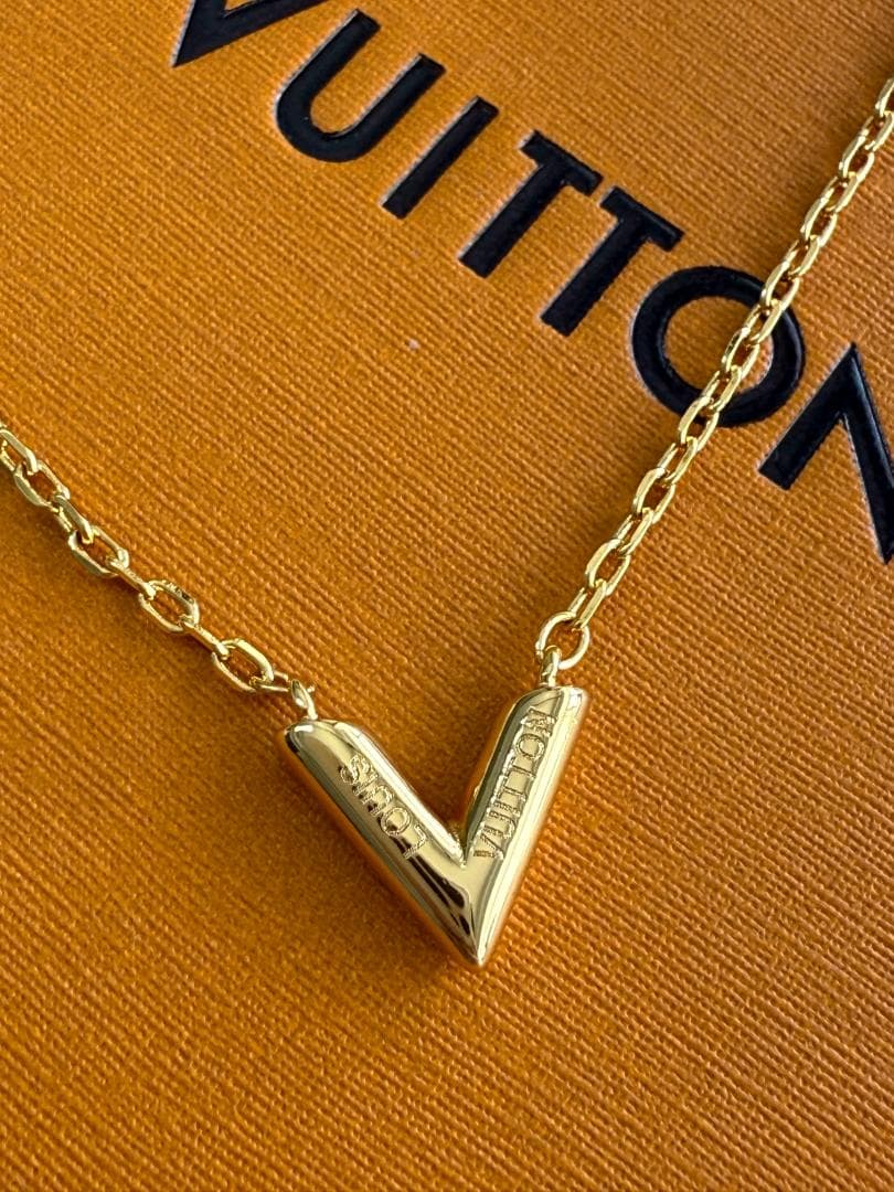 極美品 ゴールド V字型ネックレス 新品同様