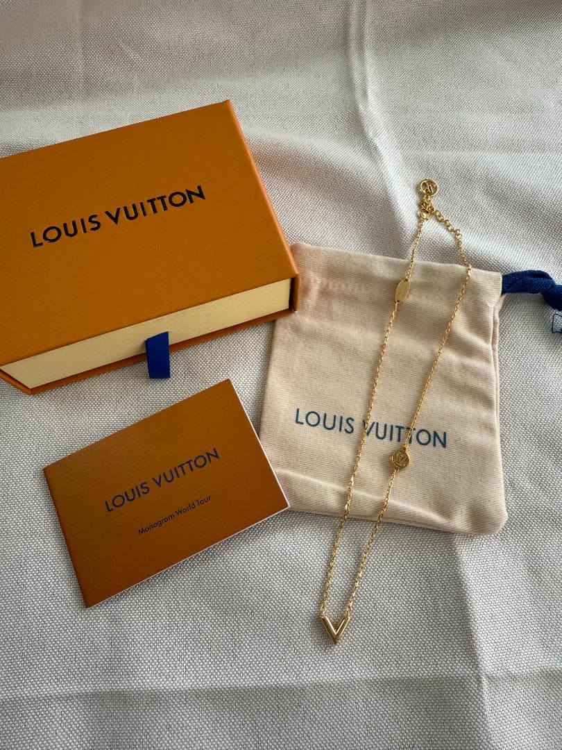 極美品 ゴールド V字型ネックレス 新品同様