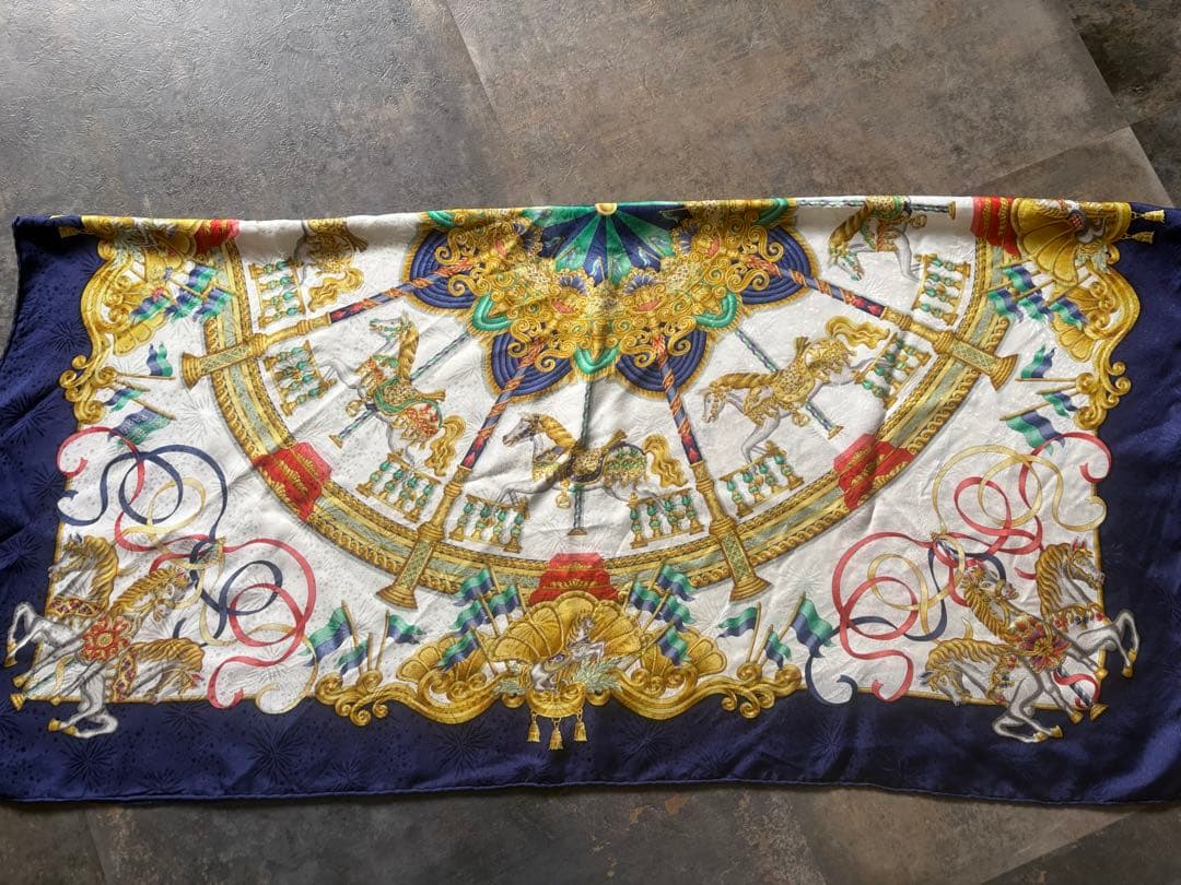 エルメス　大判シルクスカーフ