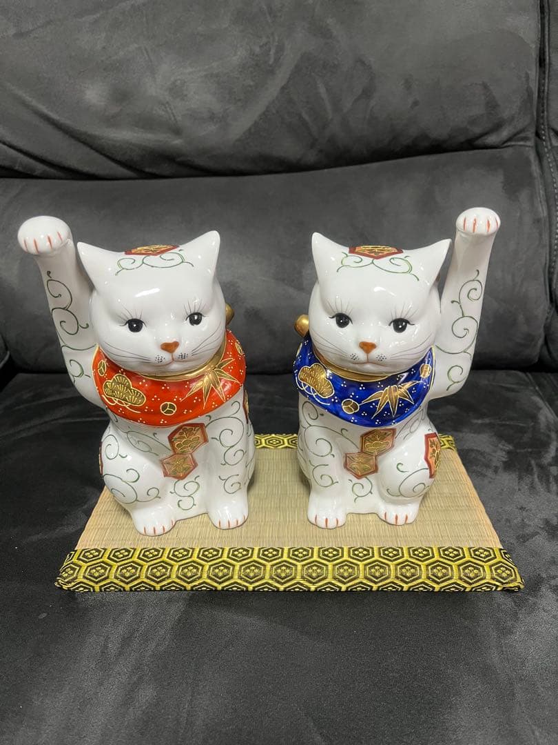 早い物勝ち！招き猫 陶器 置物 赤青スカーフ　美形　手が長い　伊勢　おかげ横丁
