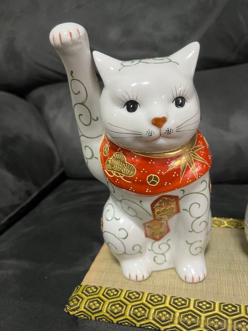 早い物勝ち！招き猫 陶器 置物 赤青スカーフ　美形　手が長い　伊勢　おかげ横丁