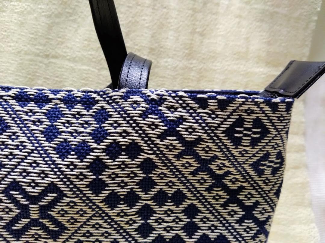 津軽こぎん刺し　合皮を合わせたファスナートート　紺色×生成