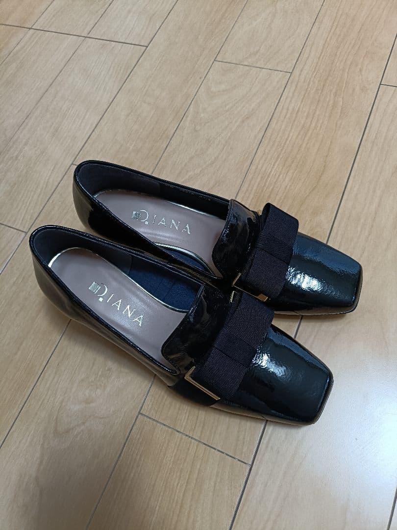 DIANA ブラック スクエアトゥパンプス エナメル