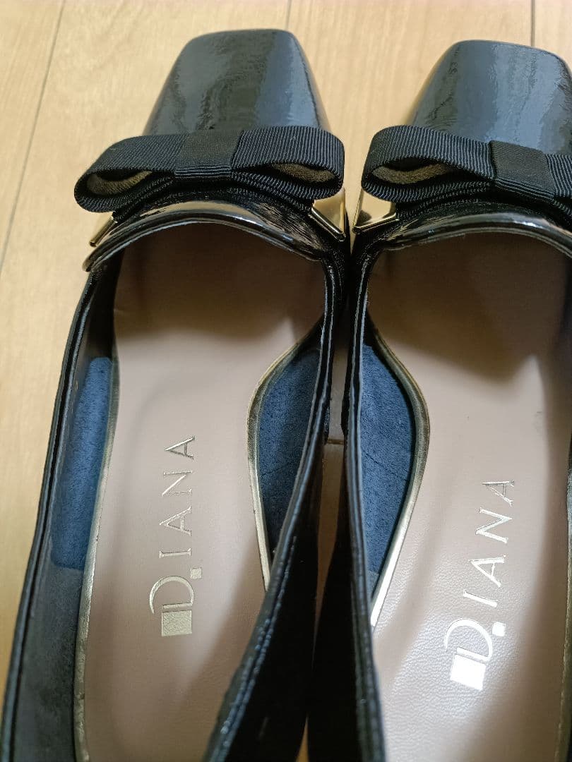 DIANA ブラック スクエアトゥパンプス エナメル