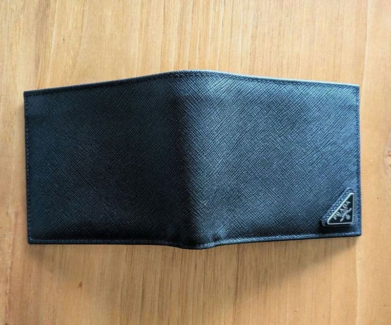 【未使用品】PRADA サフィアーノ トライアングル二つ折り財布