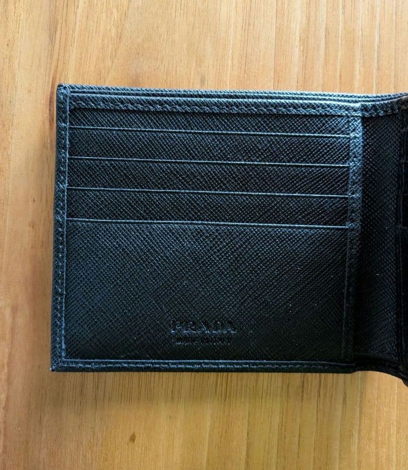 【未使用品】PRADA サフィアーノ トライアングル二つ折り財布