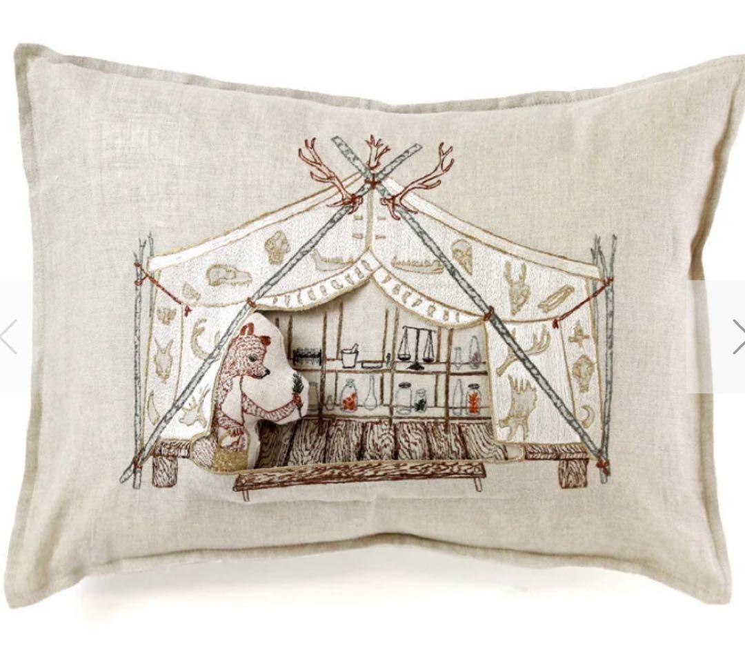 Coral & Tuskクッションカバー Bear apothecary