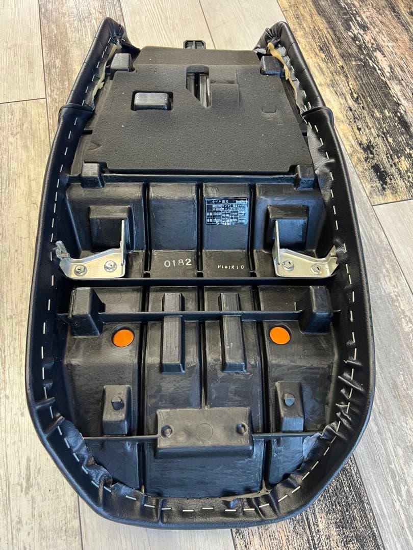 ゼファー750 純正シート　タックロール張替え