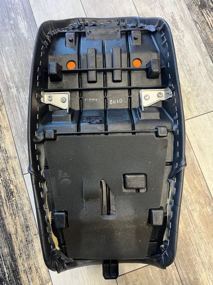 ゼファー750 純正シート　タックロール張替え