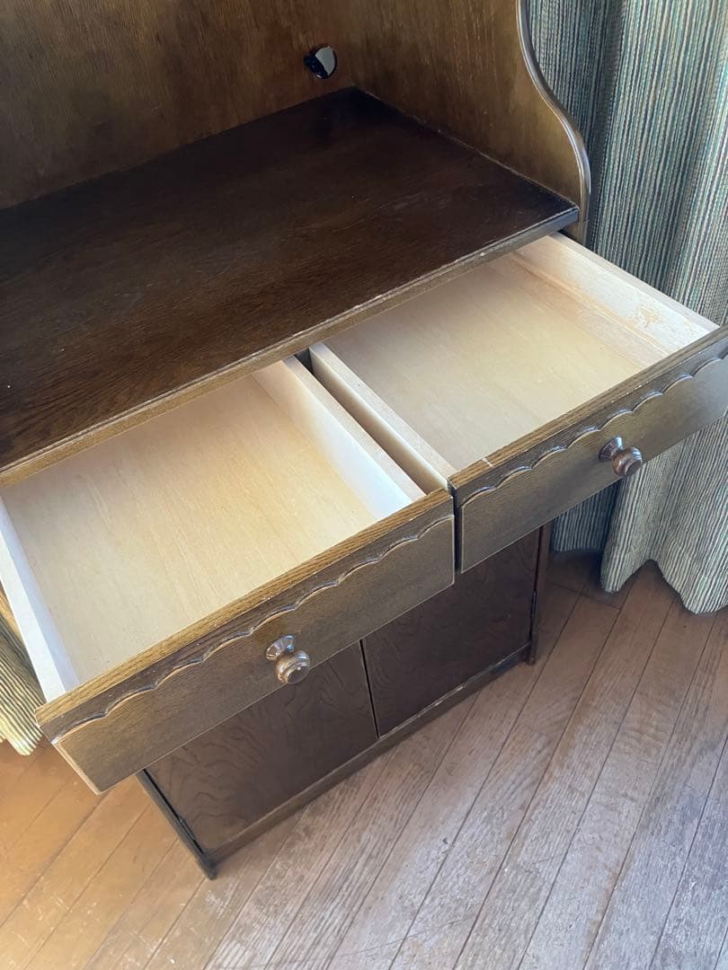 パリの雑貨屋　カップボード　食器棚　飾り棚　キャビネット　アンティークな雰囲気