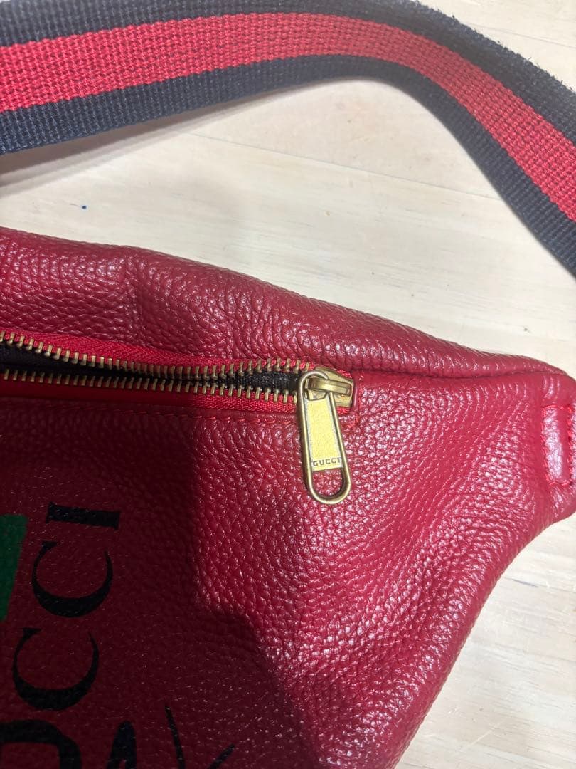 GUCCI ボディバッグ レッド ロゴ入り