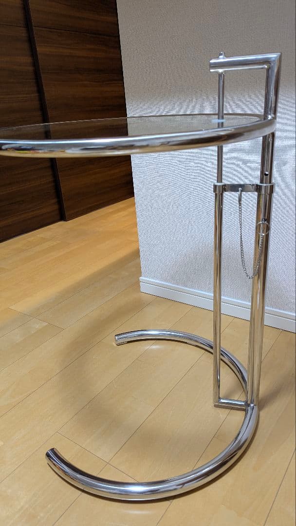 アイリーングレイ　ガラスサイドテーブル