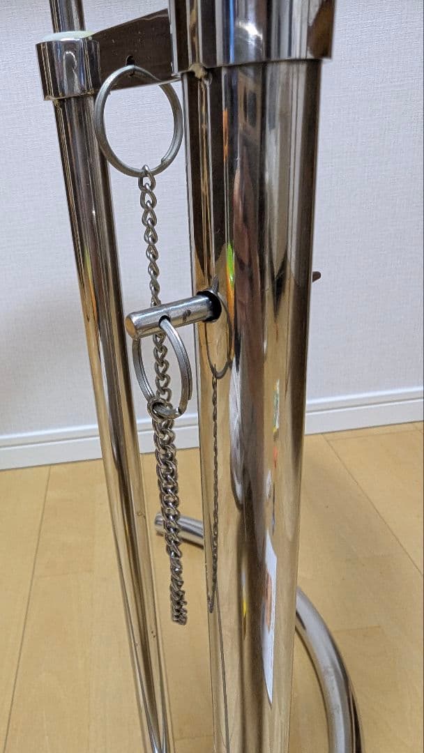 アイリーングレイ　ガラスサイドテーブル