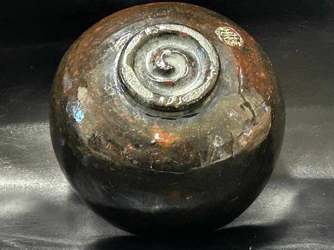 究極の美◾️蔵からかなり美しい朱色の斑点が浮かび上がる見事な黒茶碗が出て来ました。