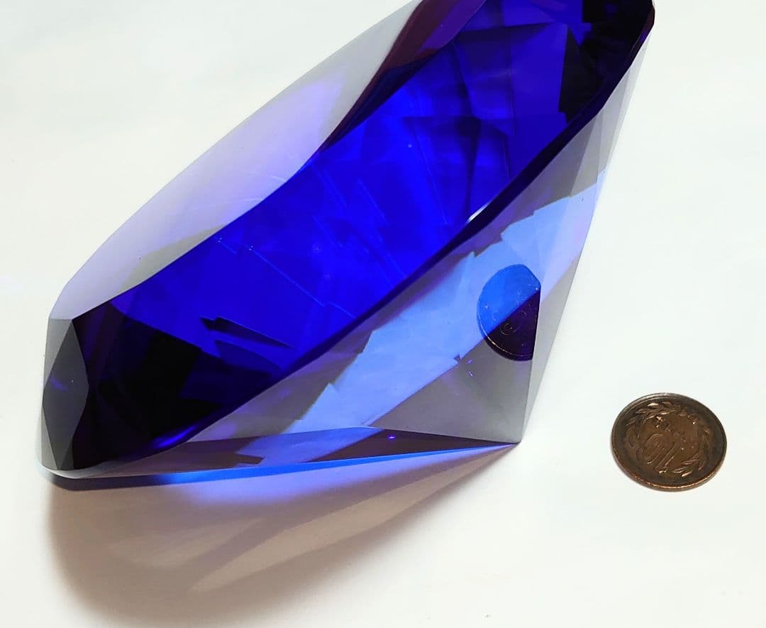 ブルーダイヤモンド大玉水晶(145㎜、重さ1975g)