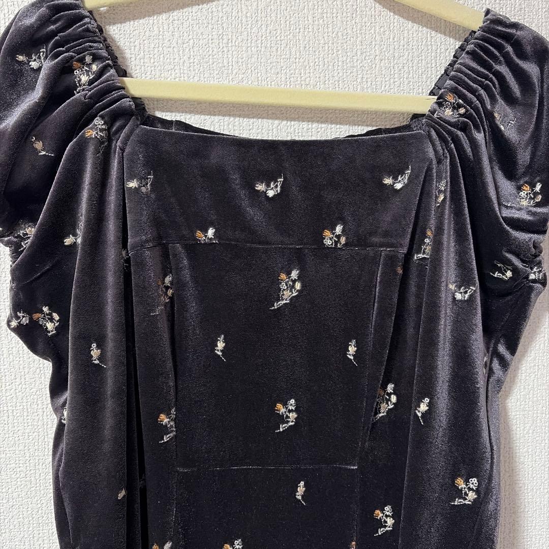 専用LILY BROWN☆フラワーエンブロイダリースクエアネックベロアワンピース