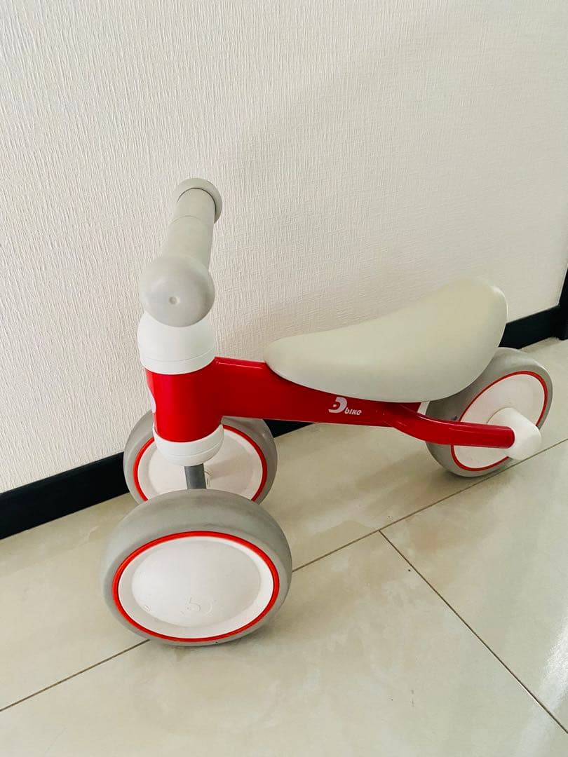 バランスバイク 赤とグレー 4輪