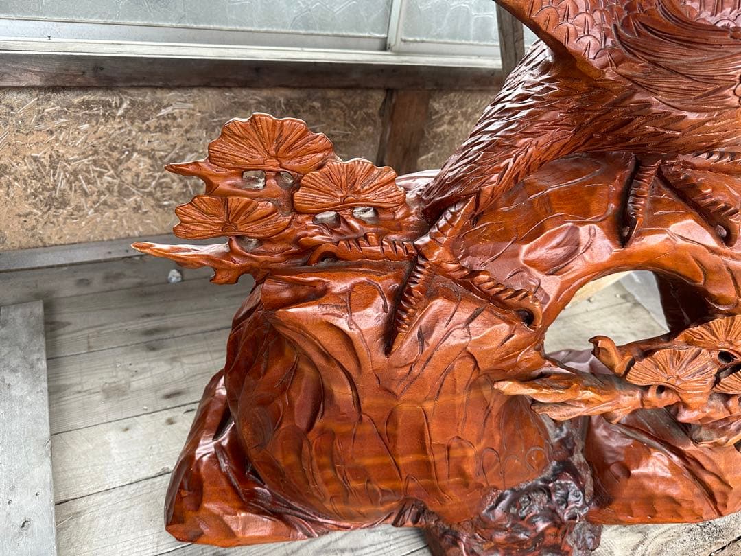 一刀彫り　鷹　置物 　一刀彫　光沢とデザインが綺麗な迫力がある逸品です。