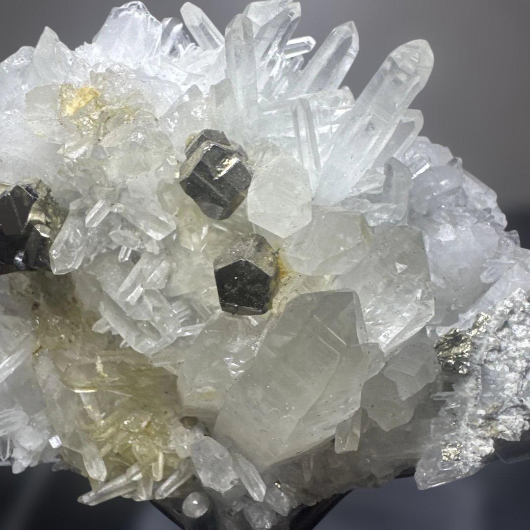 希少 ペルー産 パイライト共生 水晶クラスター 約568g