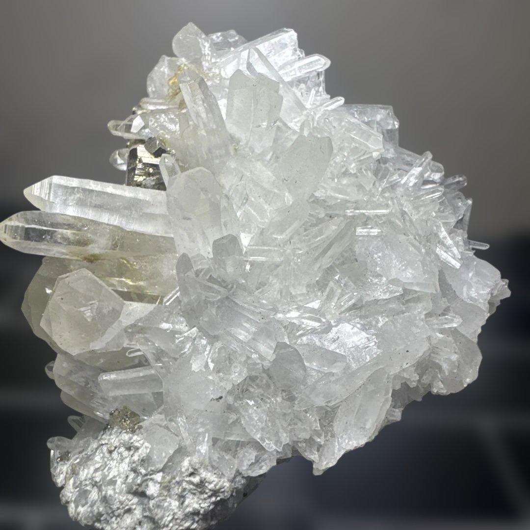 希少 ペルー産 パイライト共生 水晶クラスター 約568g