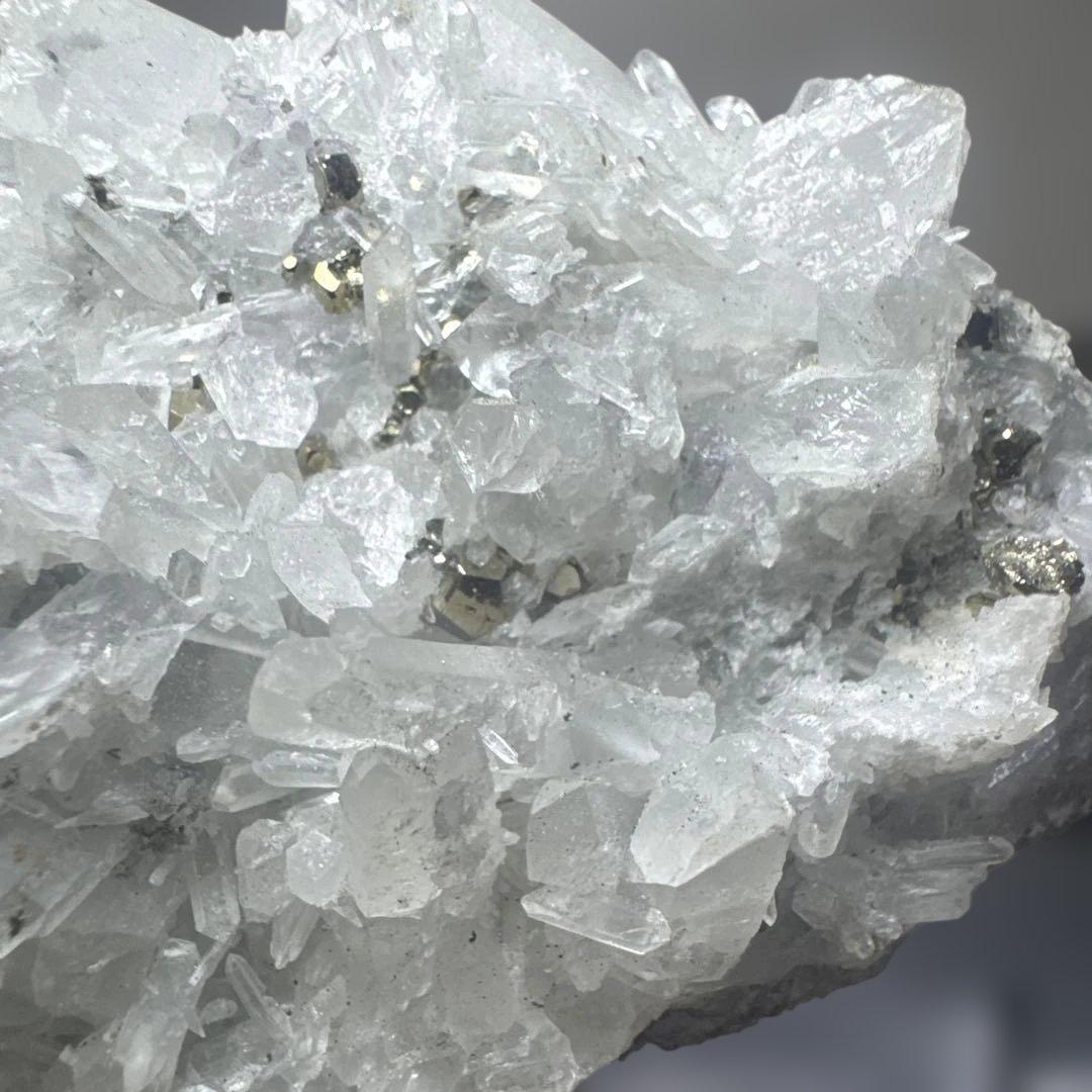 希少 ペルー産 パイライト共生 水晶クラスター 約568g