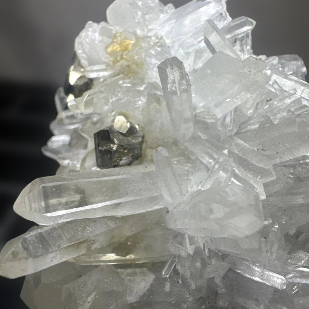 希少 ペルー産 パイライト共生 水晶クラスター 約568g