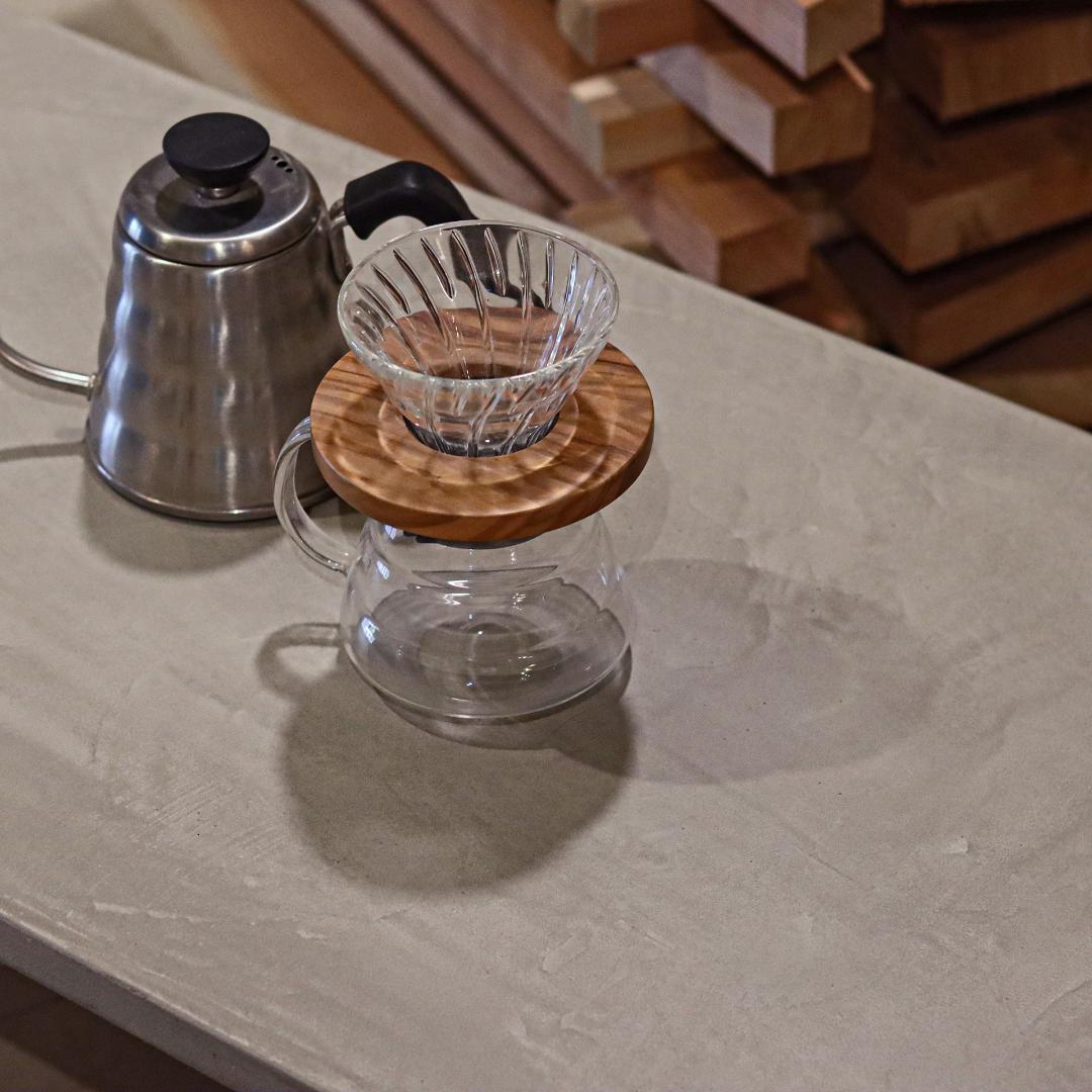 センターテーブル｜ライトグレー｜三角脚｜薄塗りモルタル｜ダイニングテーブル