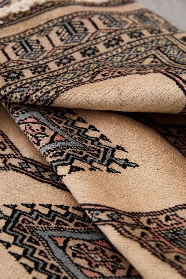 ヴィンテージラグ　トライバルラグ　パキスタン産（112×59cm）ベージュ　黒