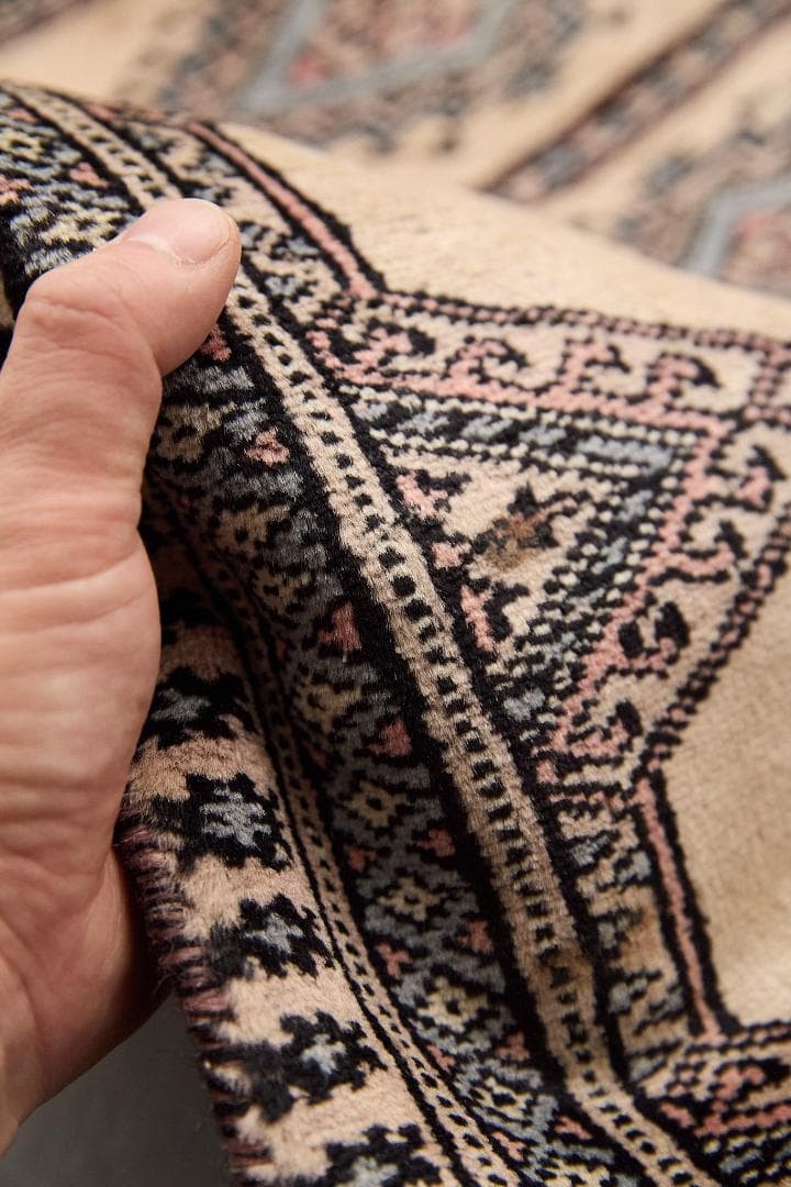 ヴィンテージラグ　トライバルラグ　パキスタン産（112×59cm）ベージュ　黒