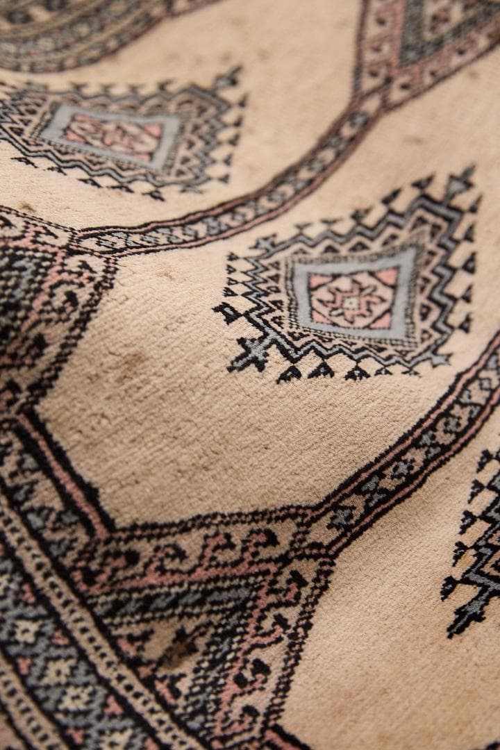 ヴィンテージラグ　トライバルラグ　パキスタン産（112×59cm）ベージュ　黒