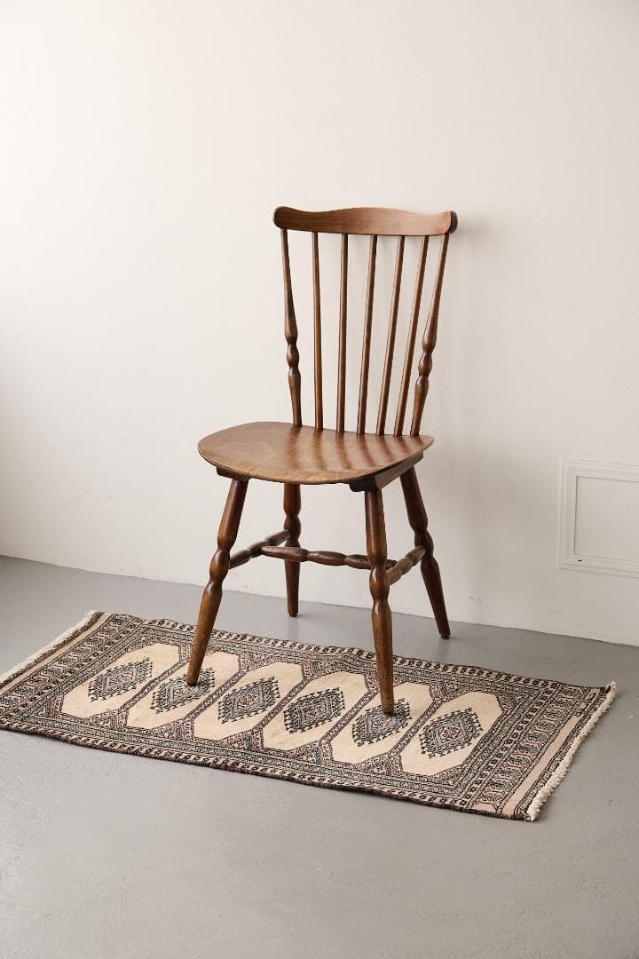 ヴィンテージラグ　トライバルラグ　パキスタン産（112×59cm）ベージュ　黒