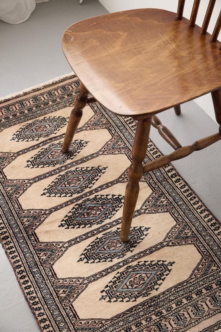 ヴィンテージラグ　トライバルラグ　パキスタン産（112×59cm）ベージュ　黒