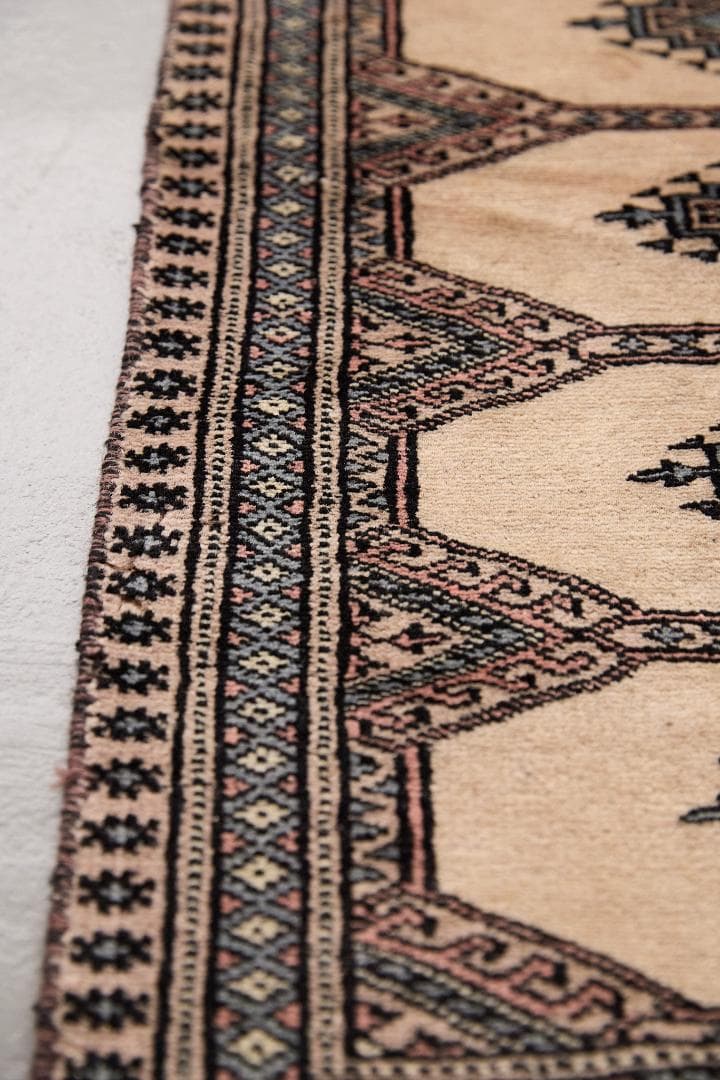 ヴィンテージラグ　トライバルラグ　パキスタン産（112×59cm）ベージュ　黒