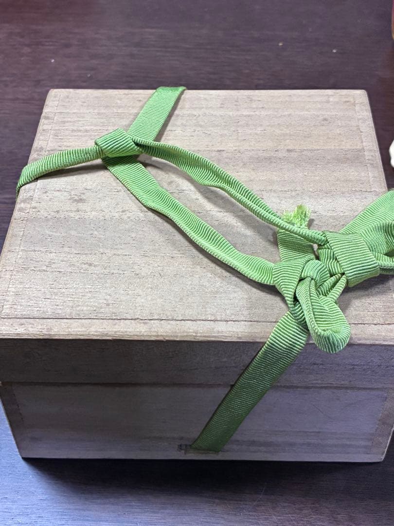 銀色の花模様皿