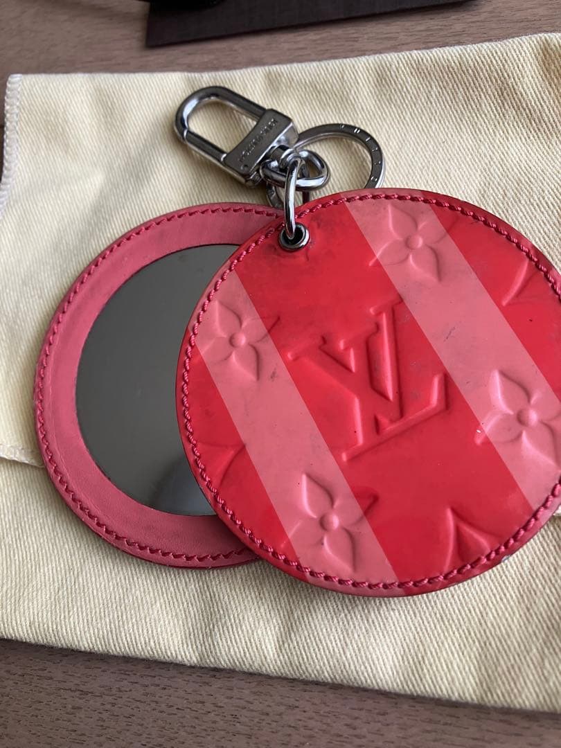 ルイヴィトン　モノグラム　ヴェルニ　ミラー付き　キーホルダー　バッグチャーム