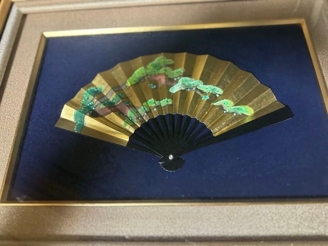金色と黒色の装飾扇子