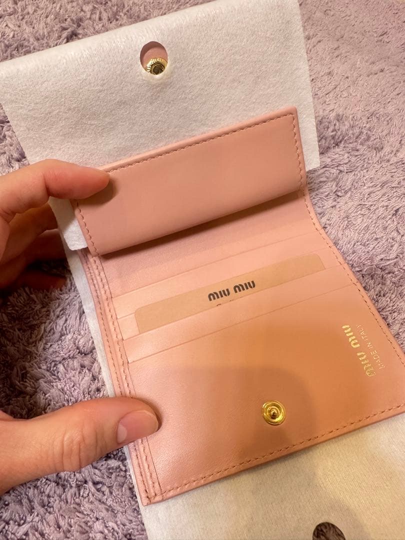 お*め様 【新品未使用】miu miu 水玉模様 二つ折り財布