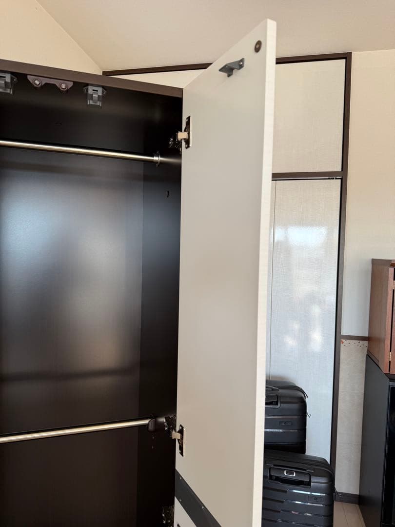 アン ホワイトとダークブラウンの大型収納キャビネット