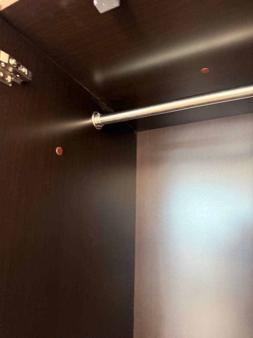 アン ホワイトとダークブラウンの大型収納キャビネット