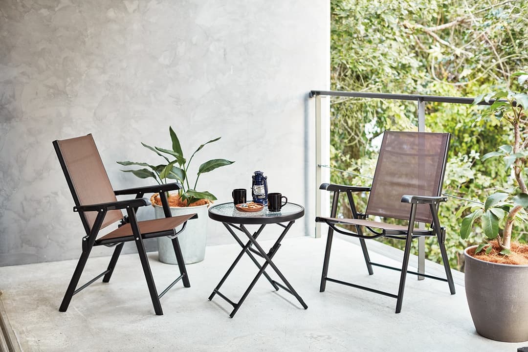 アウトドアでも使用できるおしゃれなカフェ風テーブルチェアセット