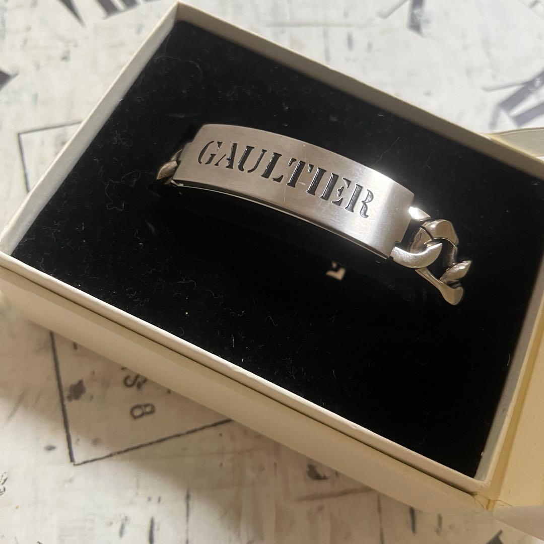 み*ん様 Jean-Paul GAULTIER ロゴ入り腕時計