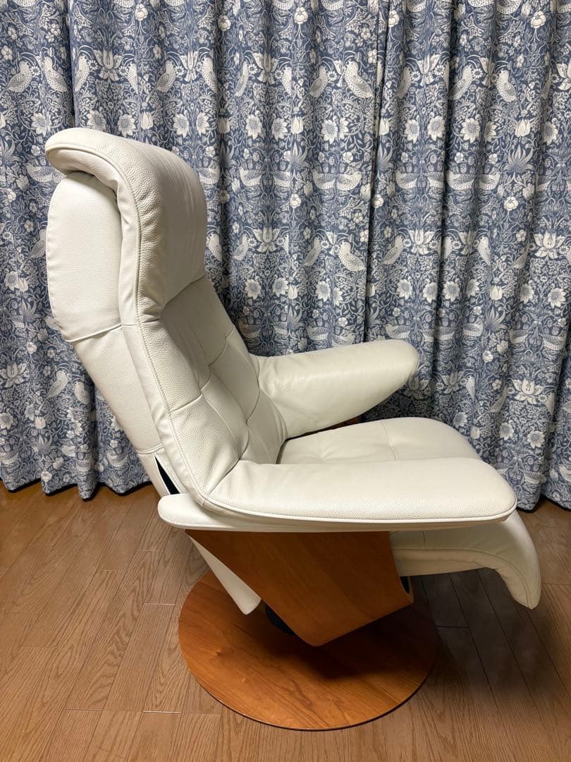 ま*う様 カリモク ザ・ファースト リクライニングチェア オットマン付