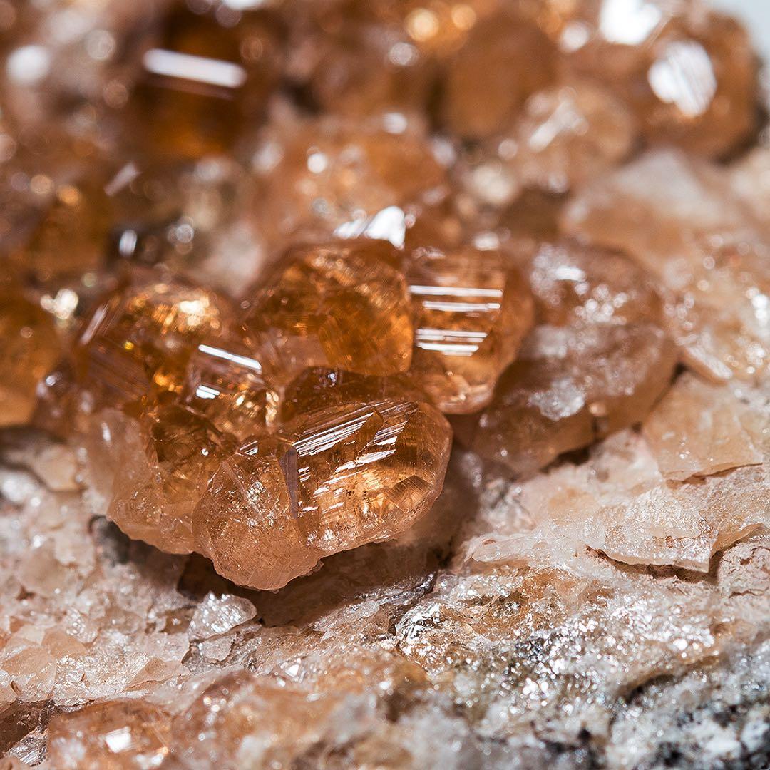 ジェフリー鉱山 天然石 原石 鉱物標本 鉱石 グロッシュラー ヘソナイト 635